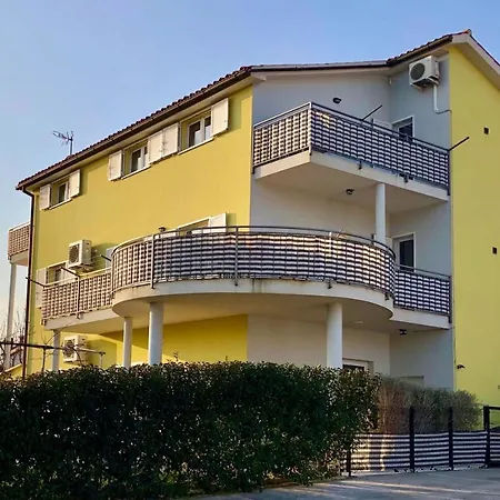 Goldfinch Estate * Banjole