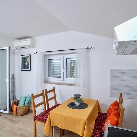 Goldfinch Estate Apartment