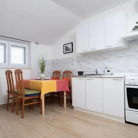 Goldfinch Estate Apartment