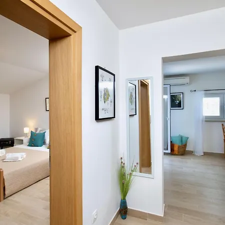 Goldfinch Estate Apartment Banjole
