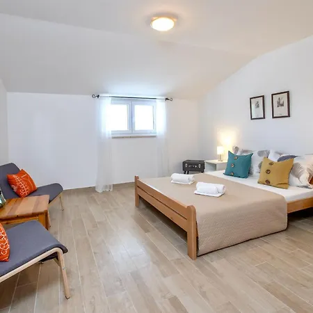 Apartment Goldfinch Estate