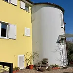 Goldfinch Estate Apartment