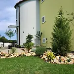 Goldfinch Estate Apartment Banjole