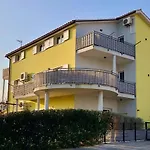 Goldfinch Estate * Banjole