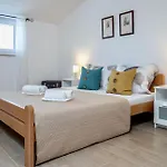 Goldfinch Estate Apartment Banjole