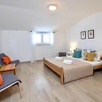 Apartment Goldfinch Estate